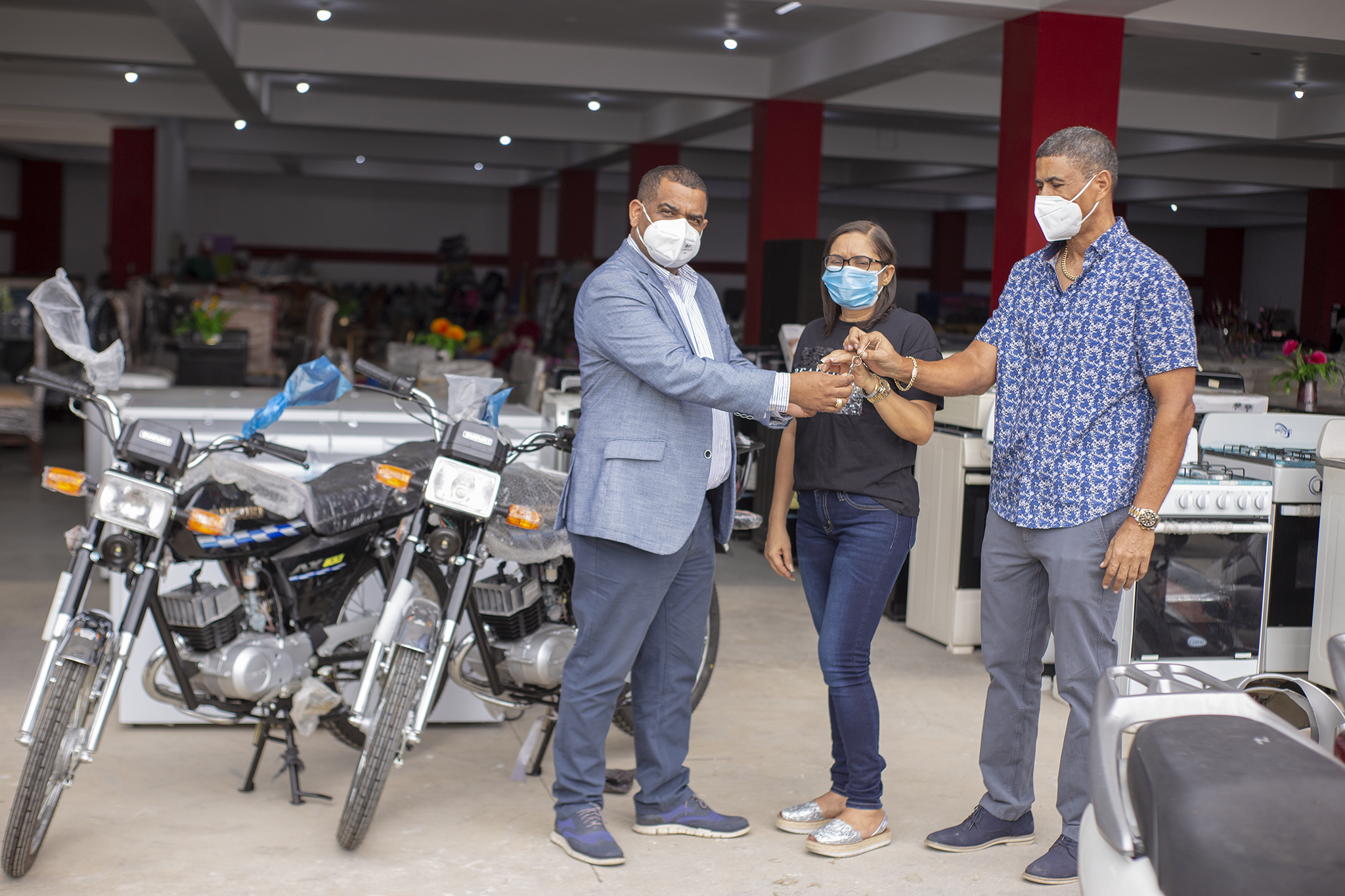 Alcalde de Barahona recibe donación de dos motocicletas de parte de empresarios de la ciudad'