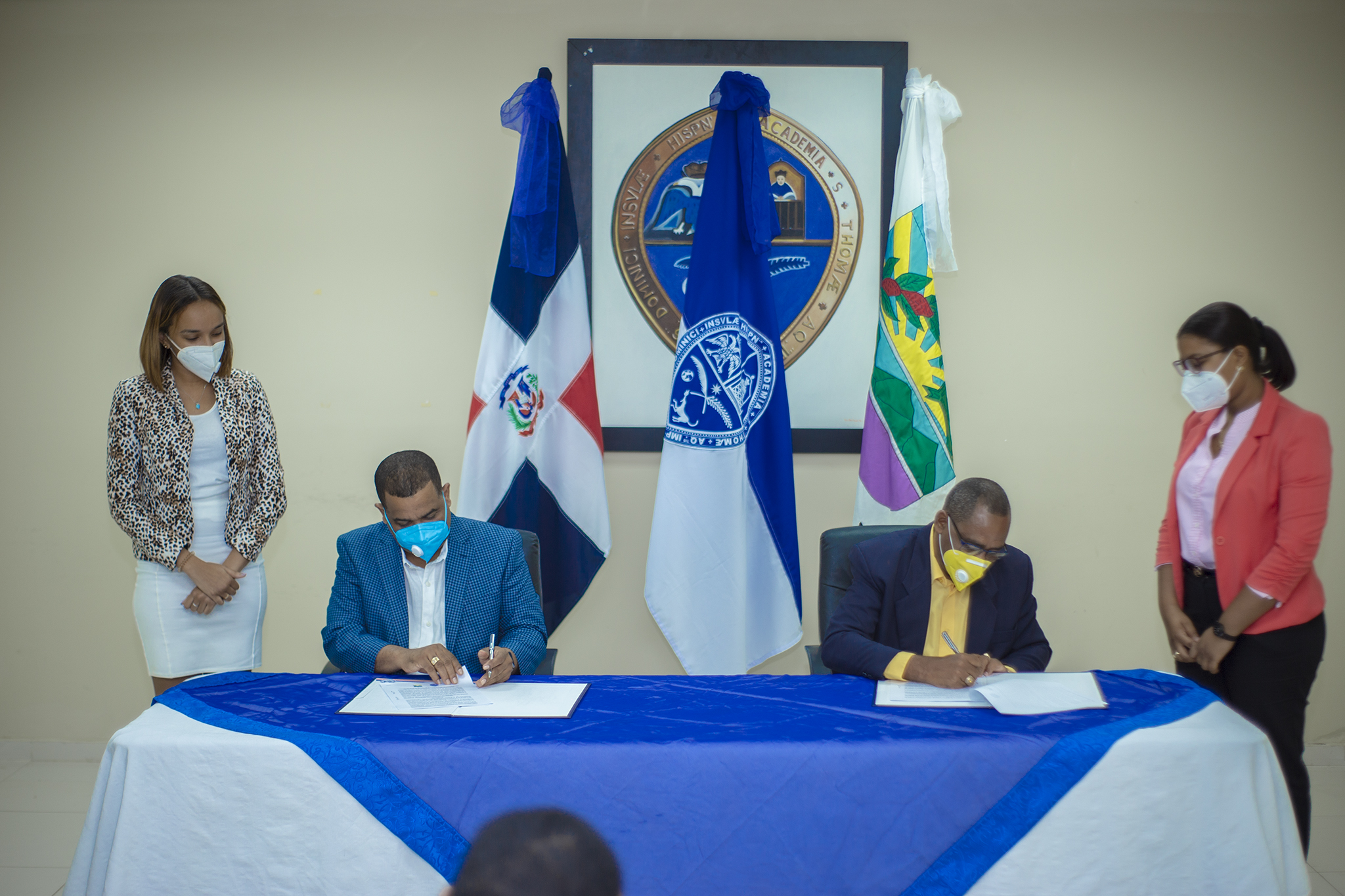Ayuntamiento Firma convenio con la UASD Centro Barahona.'