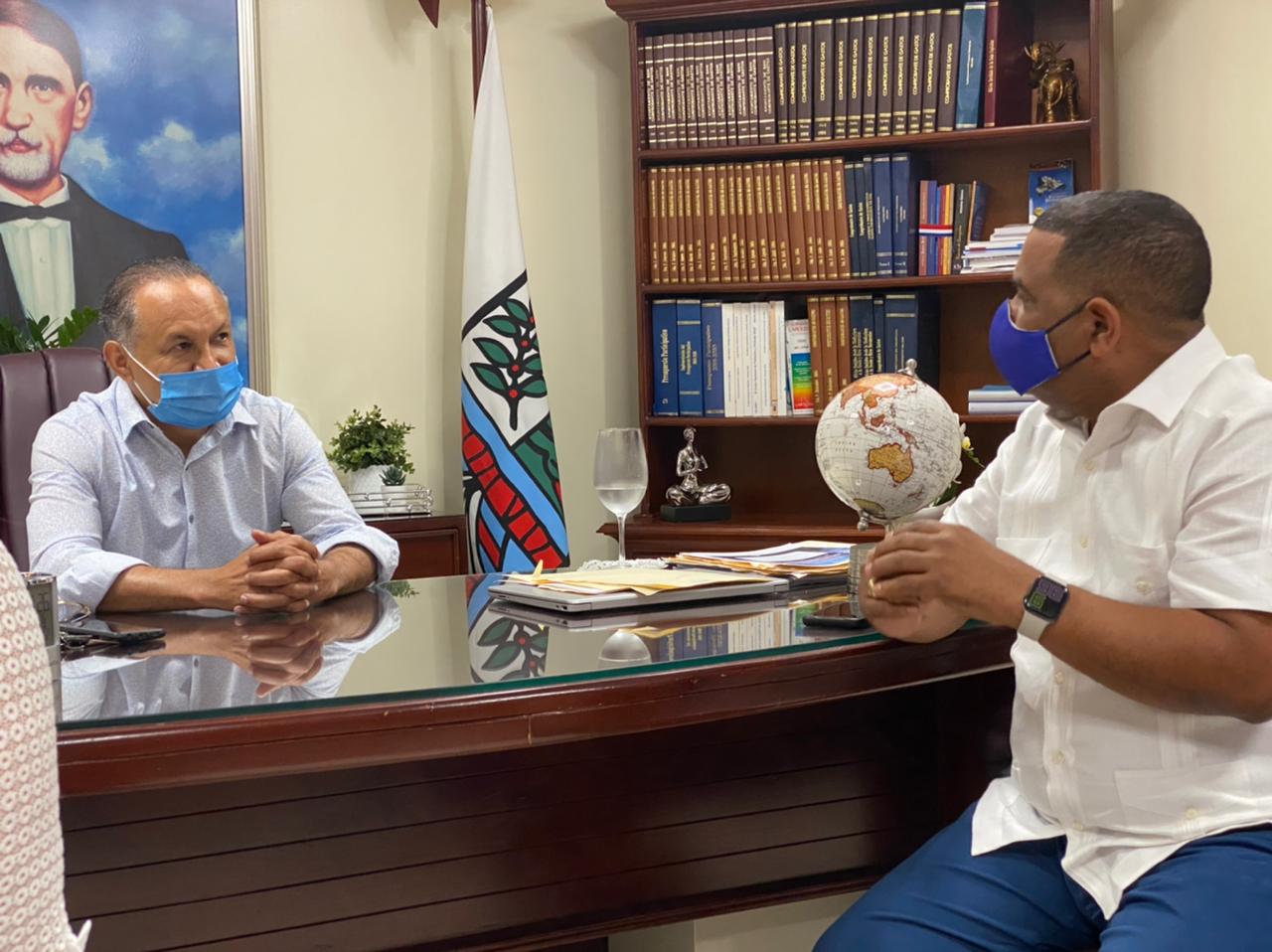 Alcalde del municipio Barahona realiza alianza estratégica con su homólogo de Baní en beneficio del mercado público de la ciudad.'