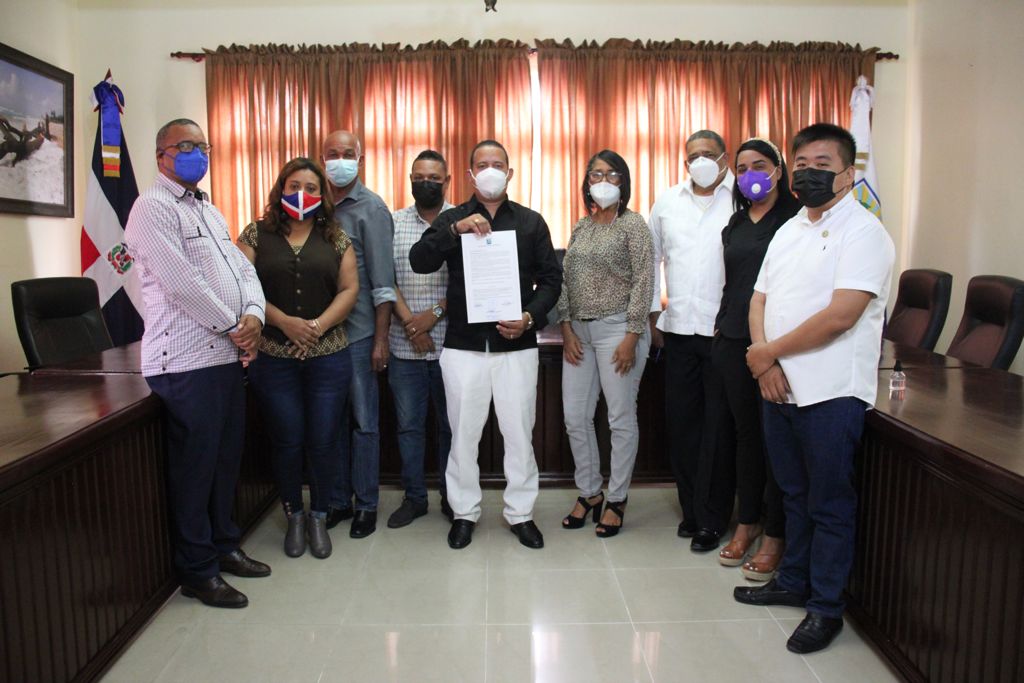 Ayuntamiento municipal de Barahona declara tres días de duelo por fallecimiento del Lic. Henry Abraham James, Director del Distrito Municipal de Villa Central.'